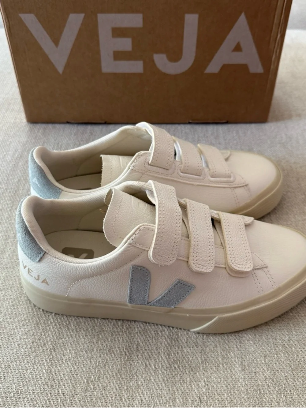 NIB Veja Recife Leather Sneakers EU 36 / US 5 Extra White Steel Velcro